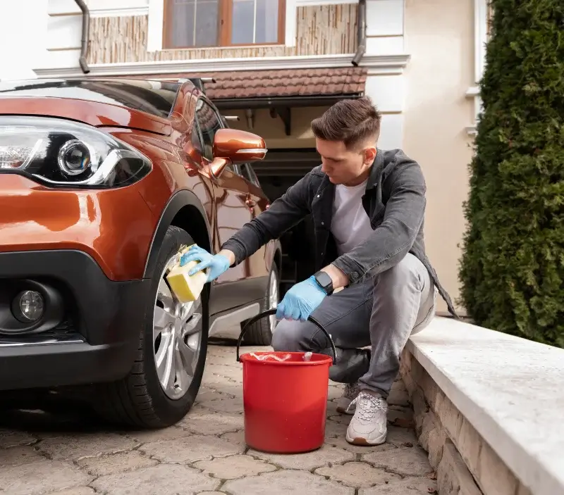 Lavage auto à domicile Puylagarde : professionnel intervenant sur un véhicule